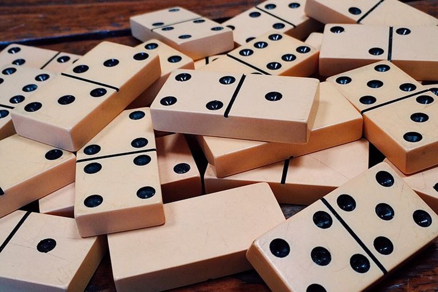 Cuántas fichas se reparten en el dominó